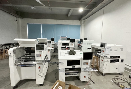 Charmhigh High Precision 4 Heads SMT Pick and Place Machine Cambiamento automatico dell'ugello CPKCPK≥1.0