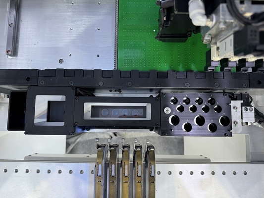 0201 Montaggio BGA Piccole 4 teste SMD Pick And Place Machine CHM-551 CPK≥1.0