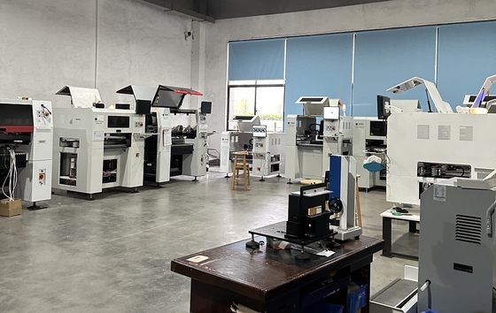 Macchina per il montaggio di componenti SMT PCB a 4 teste ad alta precisione CHM-650 per piano di lavoro