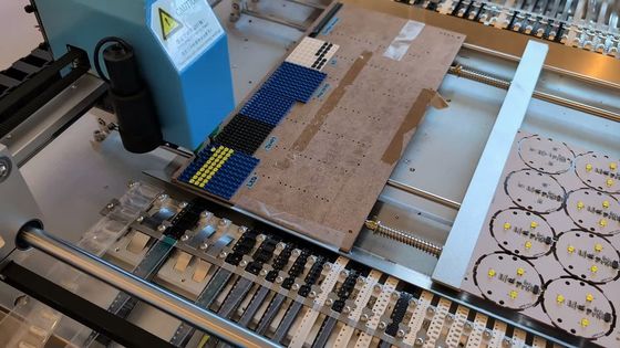 CHMT48VB Benchtop SMT Pick and Place Machine 58 alimentatori 2 telecamere visive